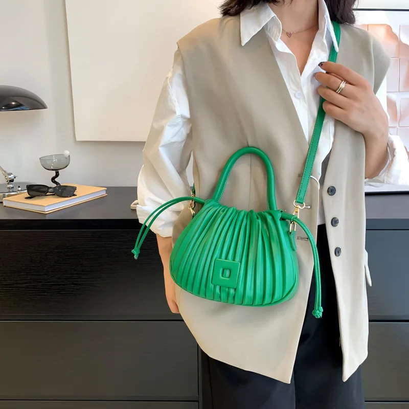 Chic Design Handbag Women\'s  2022 New High-end PU Pleated Bucket Bag Office Lady Shoulder Messenger Bags