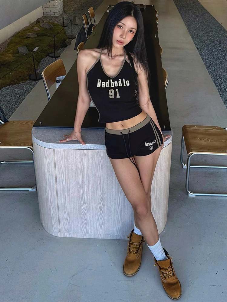 InGrily Modny Sportowy Dwuczęściowy Zestaw Damski Top typu Halter Skinny z Nadrukiem Liter i Cyfr + Mini Szorty Bandage Street Hottie Suits