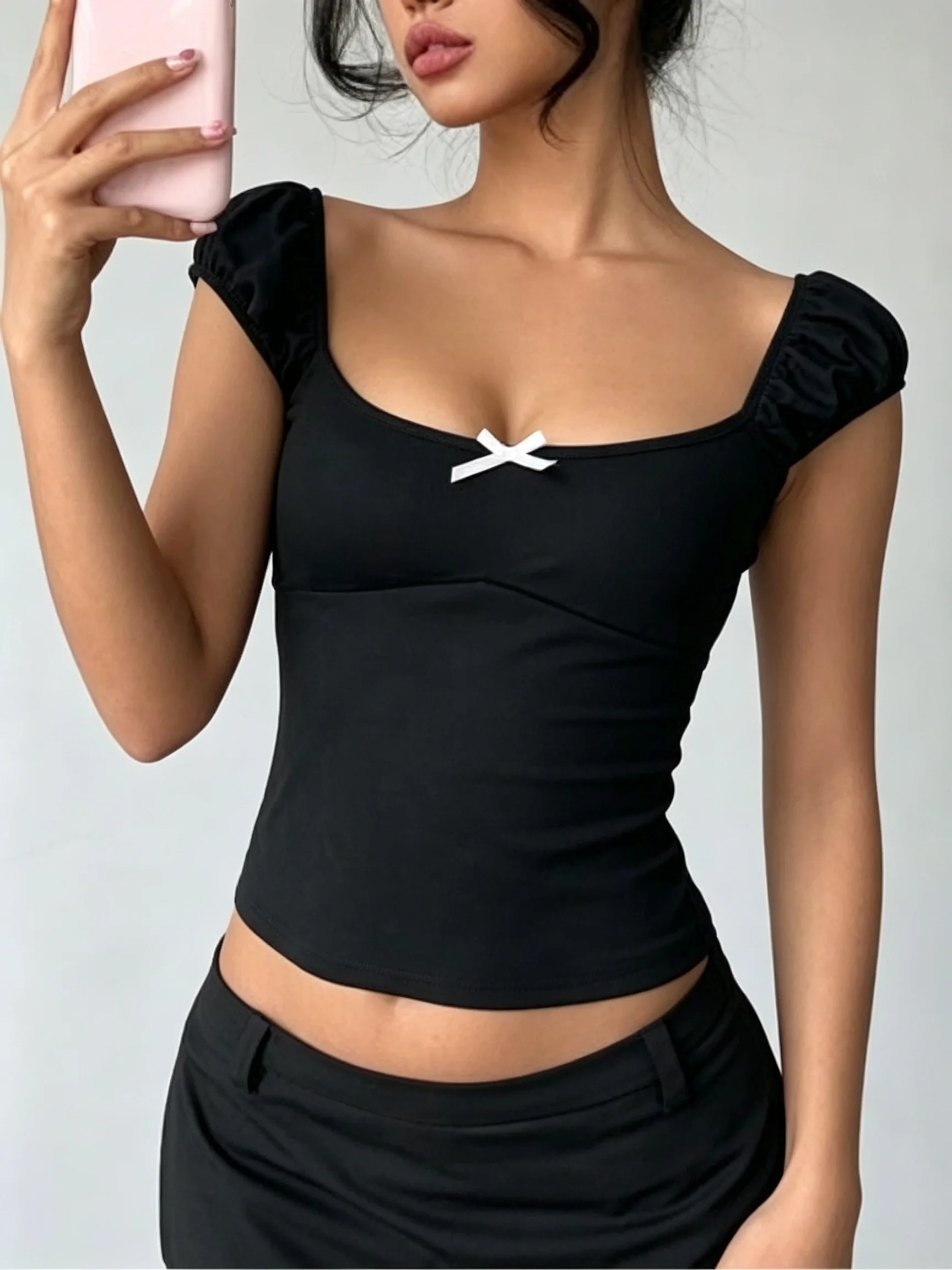 Fitted Short-Sleeved V-Neck T-Shirt for Women with Puff Sleeves And Bow Chest Decoration Hot Girl Style Top for Casual Wear