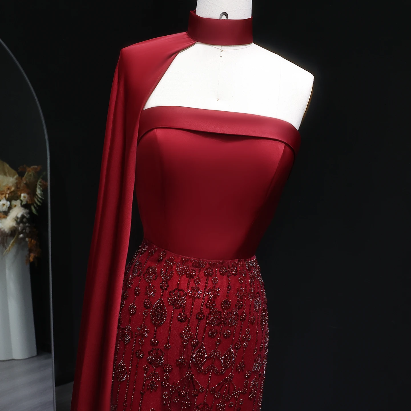 Sharon Said Arabisches Salbeigrünes Luxus-Federkleid mit Schal-Cape, trägerlos, Dubai, Damen, Hochzeitsfeier, SS014, maßgeschneidert – Detail 12