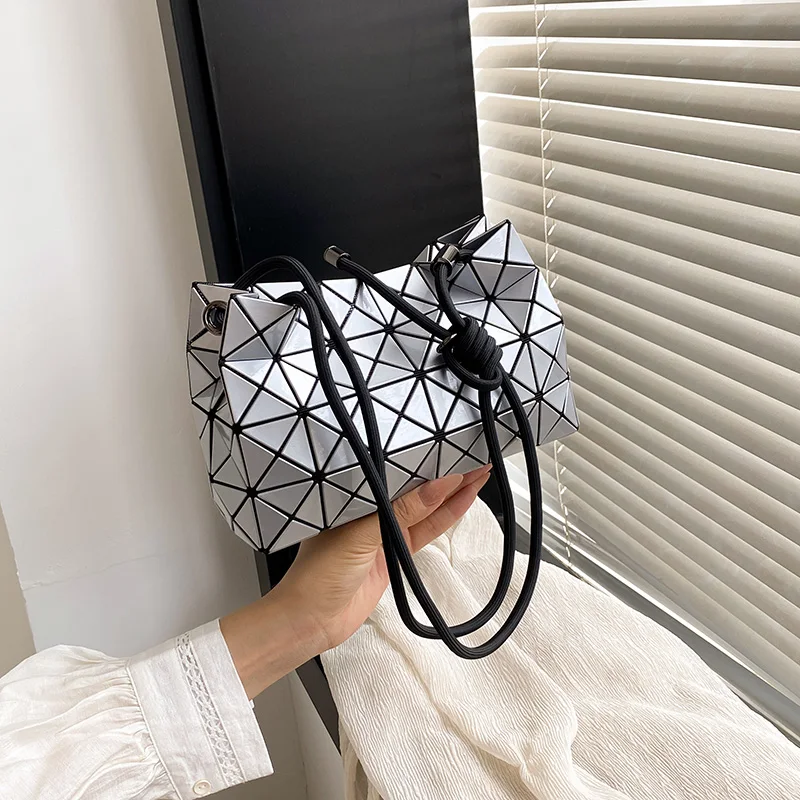 حقيبة يد عصرية بشعار حروف للنساء الأنيقات مع تصميم عتيق عالي الجودة وسعة كبيرة