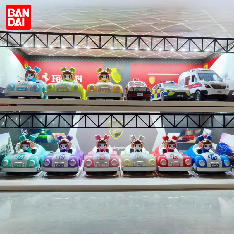 

В наличии Bandai, оригинальный мультяшный игрушечный автомобиль TWICE LOVELYS, мини-размер, механизм с откатным механизмом, мини-пресс, транспортные средства, пресс, коллекционная