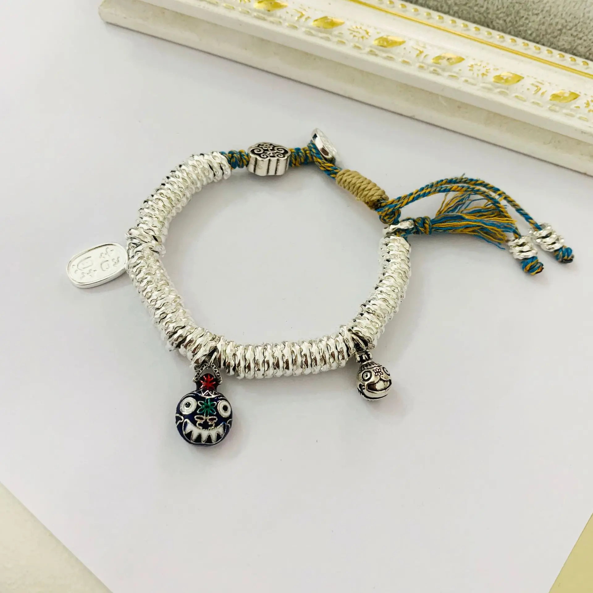 

Серебряный браслет с изображением золотого зверя: нишевый, ретро, стильный, изысканный, универсальный, привлекающий богатство подарок