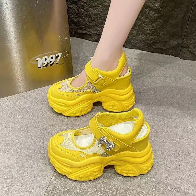 Nuovi sandali sportivi da donna estivi 2025 moda antiscivolo morbidi e traspiranti scarpe con plateau spesse 11CM tacchi sandali comodi di tendenza