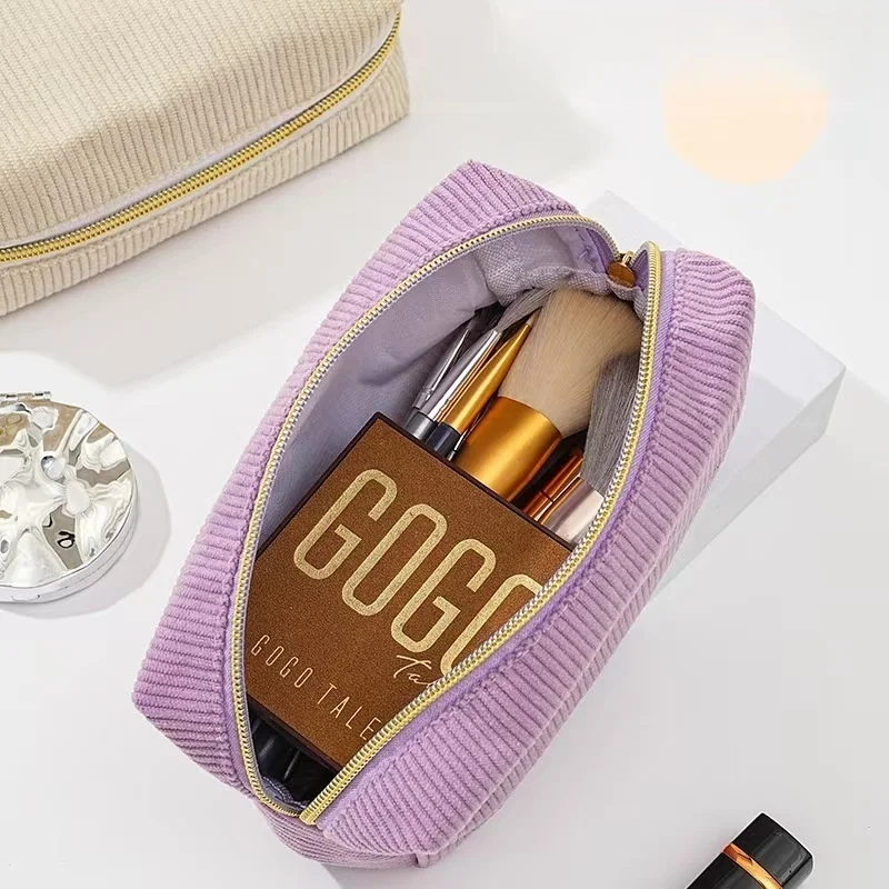 1pc Large-capacity corduroy makeup bag, zipper toiletry bag, for organizing all your makeup in a simple and compact way.