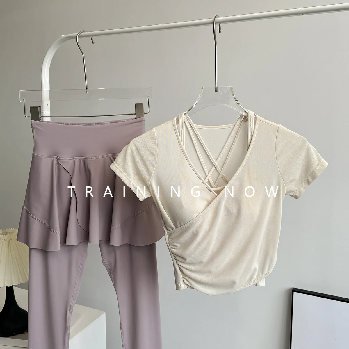 

Yoga suit with chest pad for women's summer quick-drying gym exercise sportswear 2025 new style running short sleeves