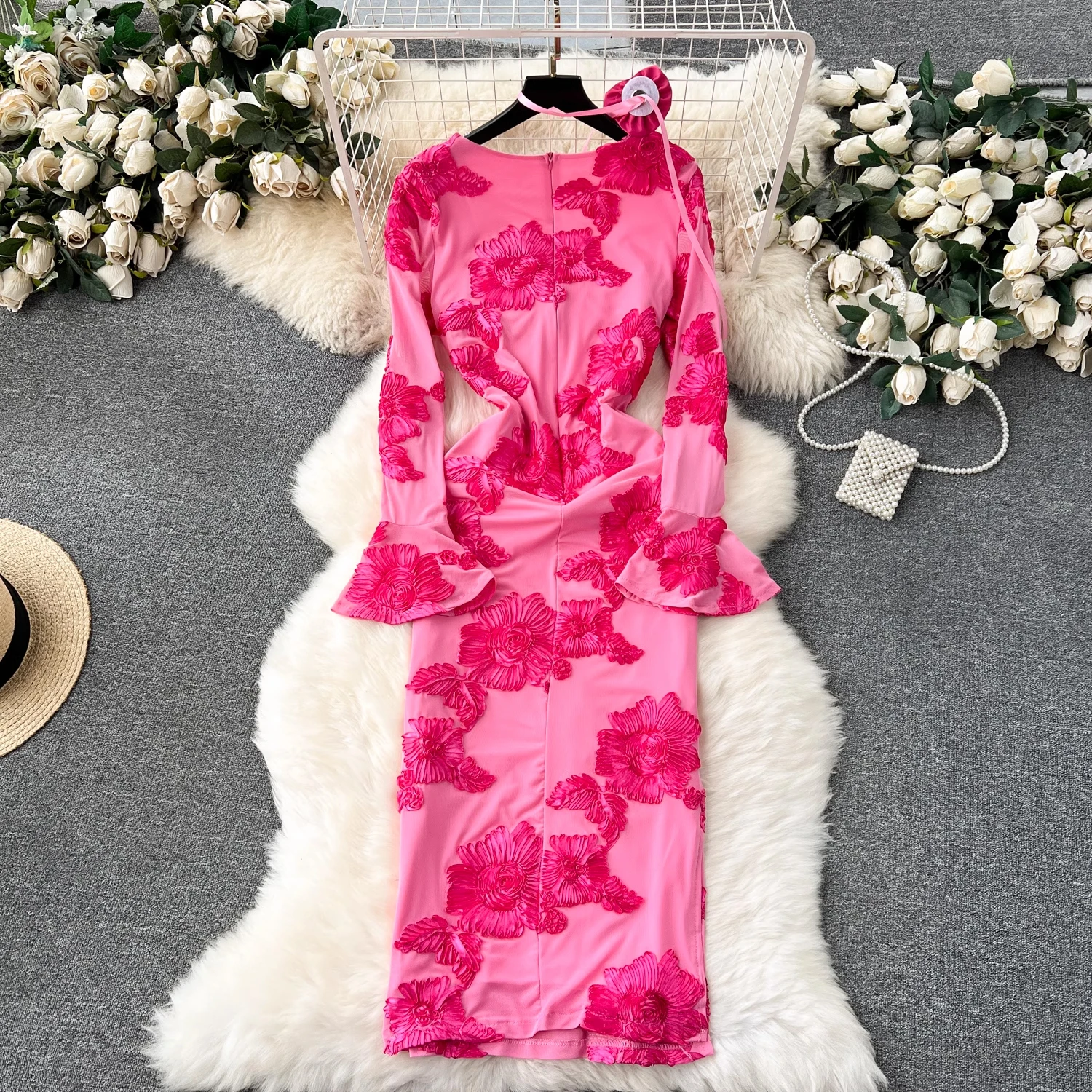 فستان أنيق بتصميم أنثوي مطرز بتصميم زهري ثقيل بأكمام طويلة وطول متوسط مع أكمام منفوخة