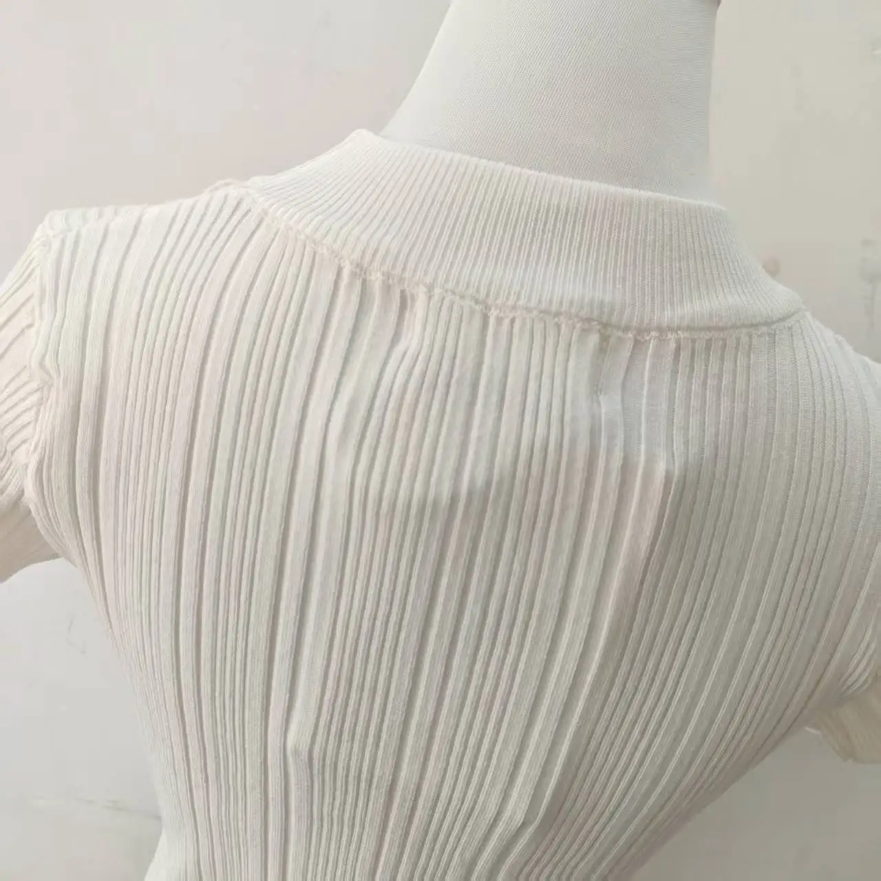 بلوزة محبوكة بأكمام قصيرة بقصة ضيقة باللون الأبيض مع نصف ياقة عالية على طراز جيني ملابس عصرية ومريحة للتنقل في المناطق الحضرية #5