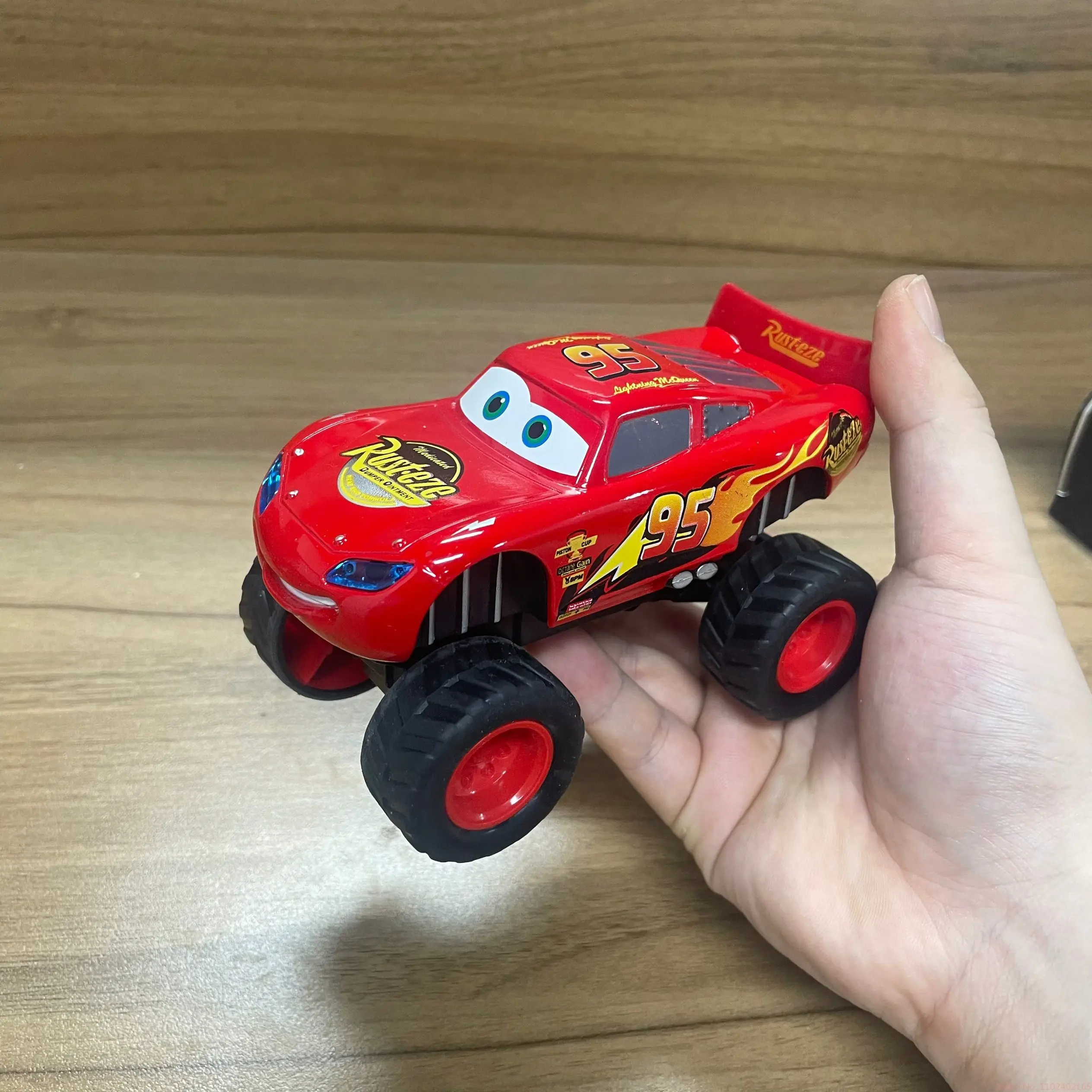 Lightning Mcqueen 디즈니 모델 자동차 3 다이캐스트 관성 잭슨 스톰 풀백 휠 피규어 오프로드 하이 레그 차량 장난감 선물