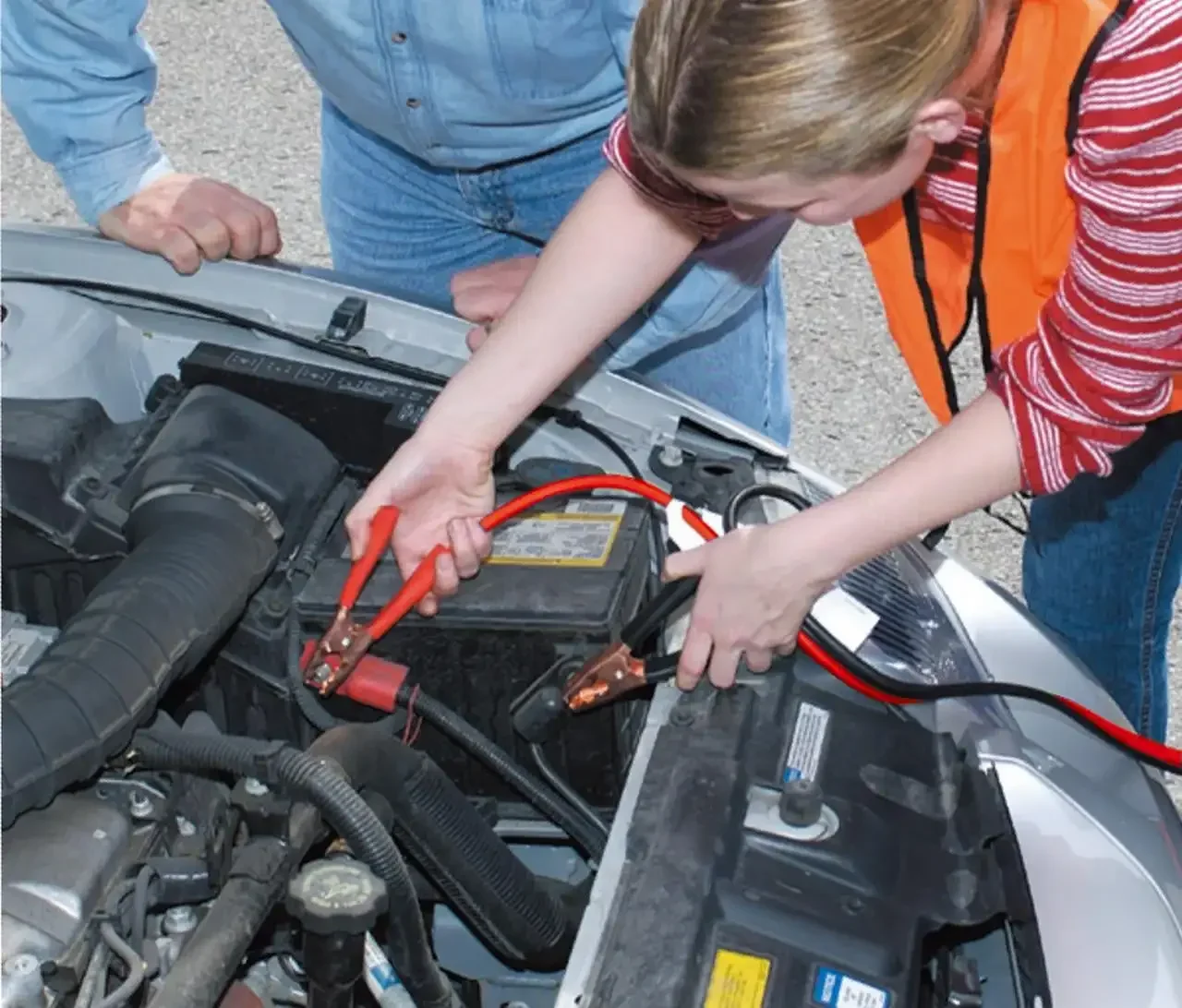 حزمة المساعدة الفاخرة على جانب الطريق. تتضمن كابلات معززة وأحزمة الإنقاذ والمصابيح الأمامية وسترات السلامة ومجموعات الإسعافات الأولية وما إلى ذلك.