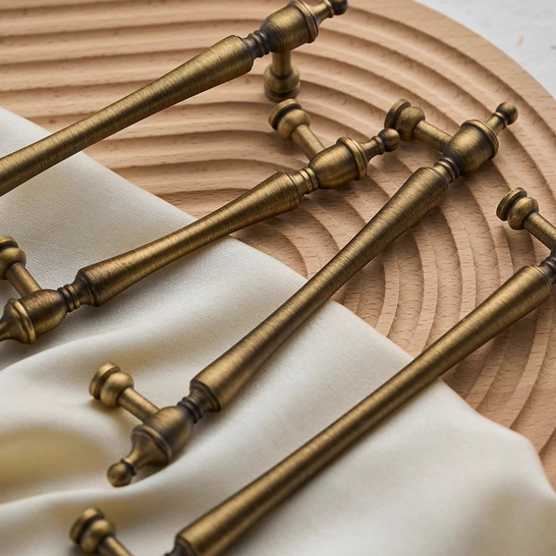 Moderne / Massive Messing-Möbelgriffe für Schränke und Kommoden, Kleiderschränke, Schubladen, Schlafzimmermöbel / Knöpfe und Griffe – Detail 2