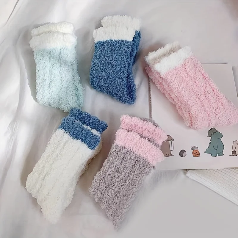 6/3 Pairs of Women's Fleece Socks in Random Colors — Soft Coral Fleece, Ribbed Trim, Light Colors, Machine Washable, Comfortable Plush Socks for Indoor and Outdoor Use, Soft Texture, Comfortable to Wear, Soft Material,