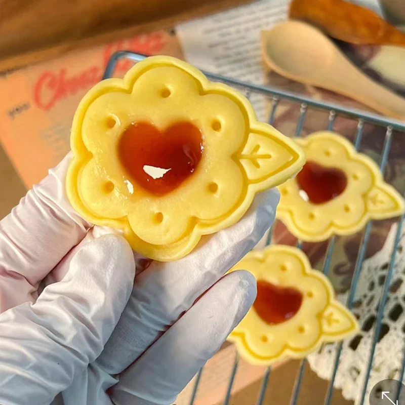 Cartoon Jam Round Flower with Heart Shaped Cookie Cutters 3D Pressable Biscuit Moulds Stamps Embossers Cake Making Tools