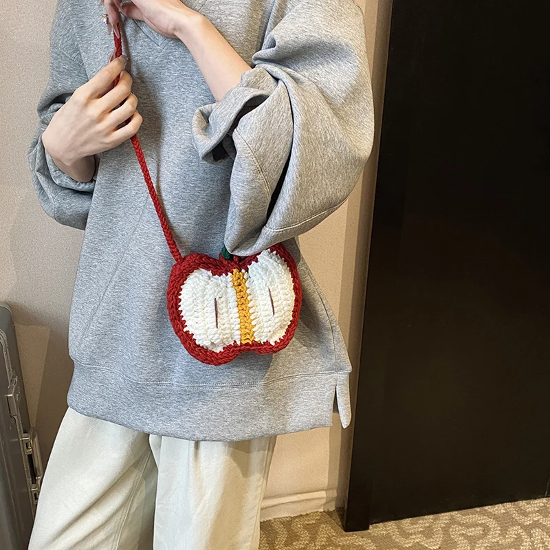 bolsa-de-ombro-de-la-croche-feita-a-mao-bolsa-versatil-em-forma-de-maca-estilosa-e-moderna-para-uso-diario