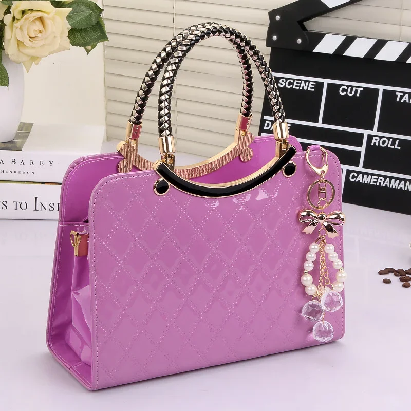 

Patent leather lattice Pearl pendant women's handbags European and American fashion designer shoulder hard women bag L42