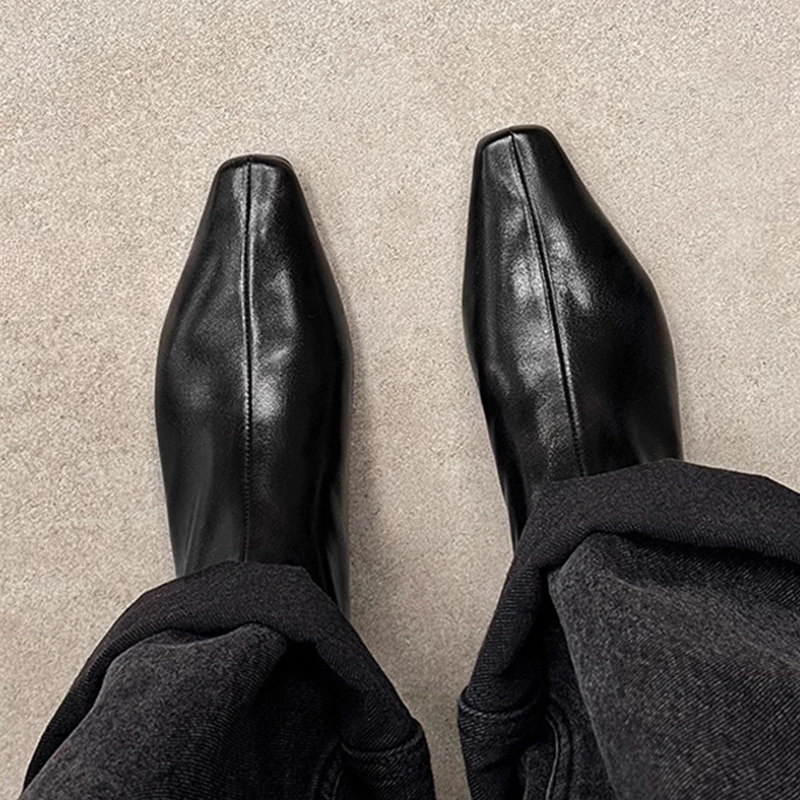 حذاء من الجلد للنساء الشقق موضة أحذية من الجلد 2025 مصمم أحذية الشتاء الاتجاه الجديد فستان المشي قصير تشيلسي موهير بوتاس