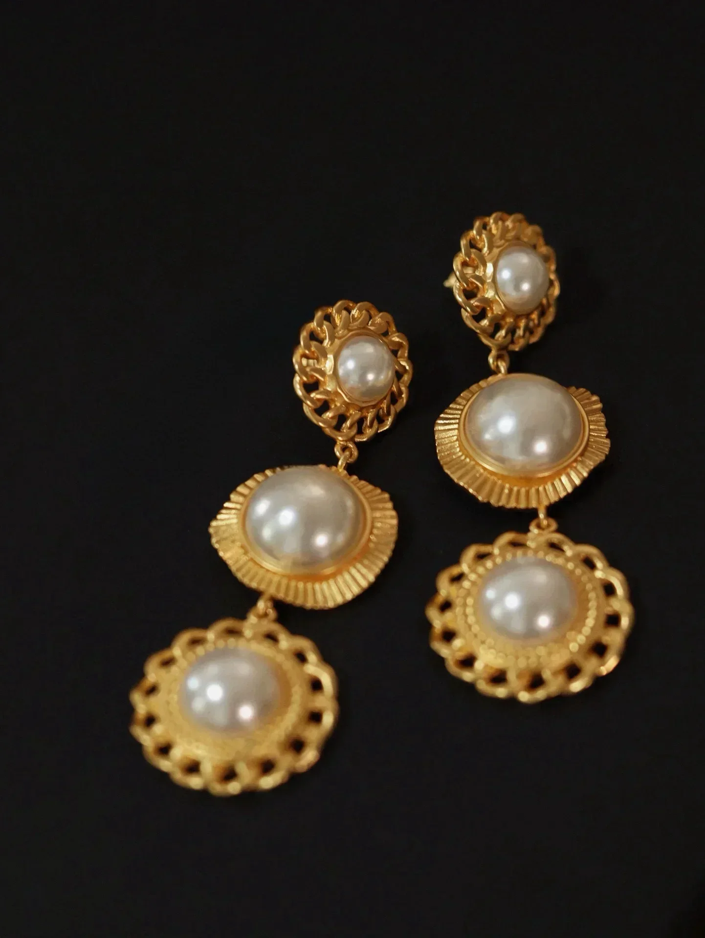 Middle court style pearl shoulder sweeping earrings