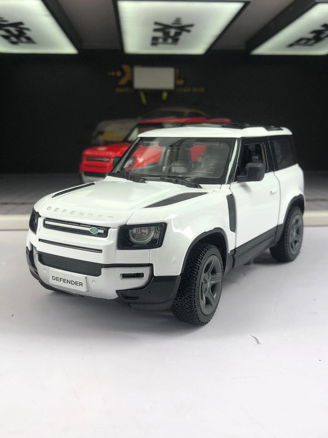 

Rastar 1:24 simulation zinc alloy Land Rover Defender 90 model car, static ornament, metal collectible gift car