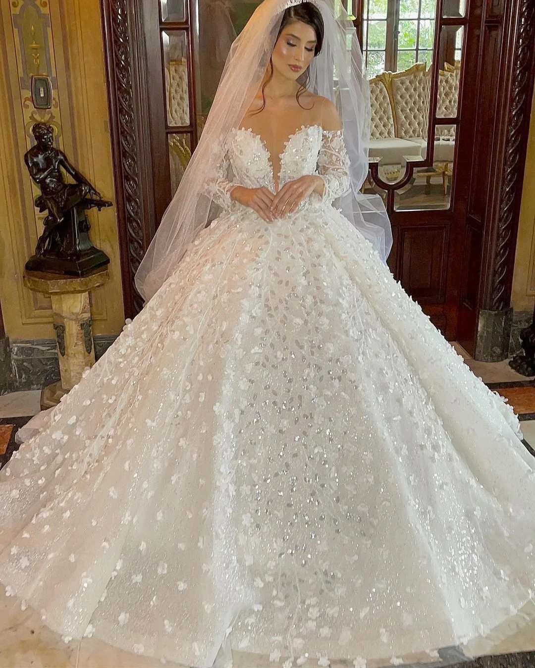 หรูหราชุดบอลชุดแต่งงานชุดแขนยาวชุดเจ้าสาว V คอ 3D ลูกไม้ดอกไม้ Appliques Vestina De Novia ที่กําหนดเอง