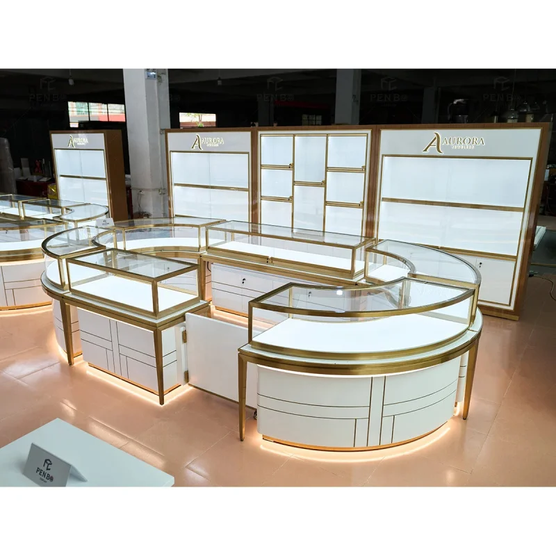 

Витрина для ювелирного магазина custom.Boutique: стеклянная витрина с металлическим и деревянным каркасом, запираемые полки для колье, серег, колец.