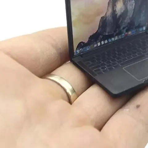 Leuke Simulatie 1:12 Mini Laptop Computer Poppenhuis Miniatuur Legering Ambachten Poppenhuis Decoratie Voor Poppenhuis DIY Accessoires