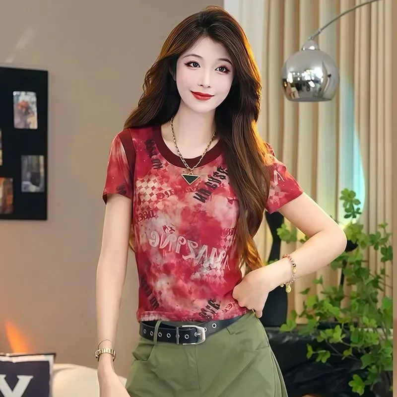 

Летняя модная камуфляжная футболка с круглым вырезом и контрастными цветами, с коротким рукавом, женская, приталенная, с сетчатыми вставками и буквенным принтом