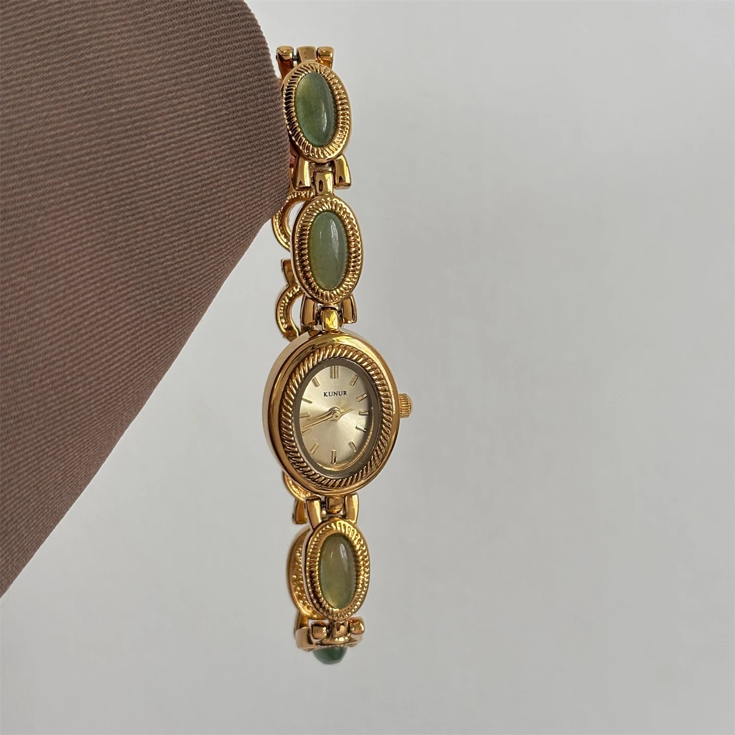 Oval small dial watch for women, retro style, exquisite light luxury watch, ladies' high-end watch, high-end watch, female gift