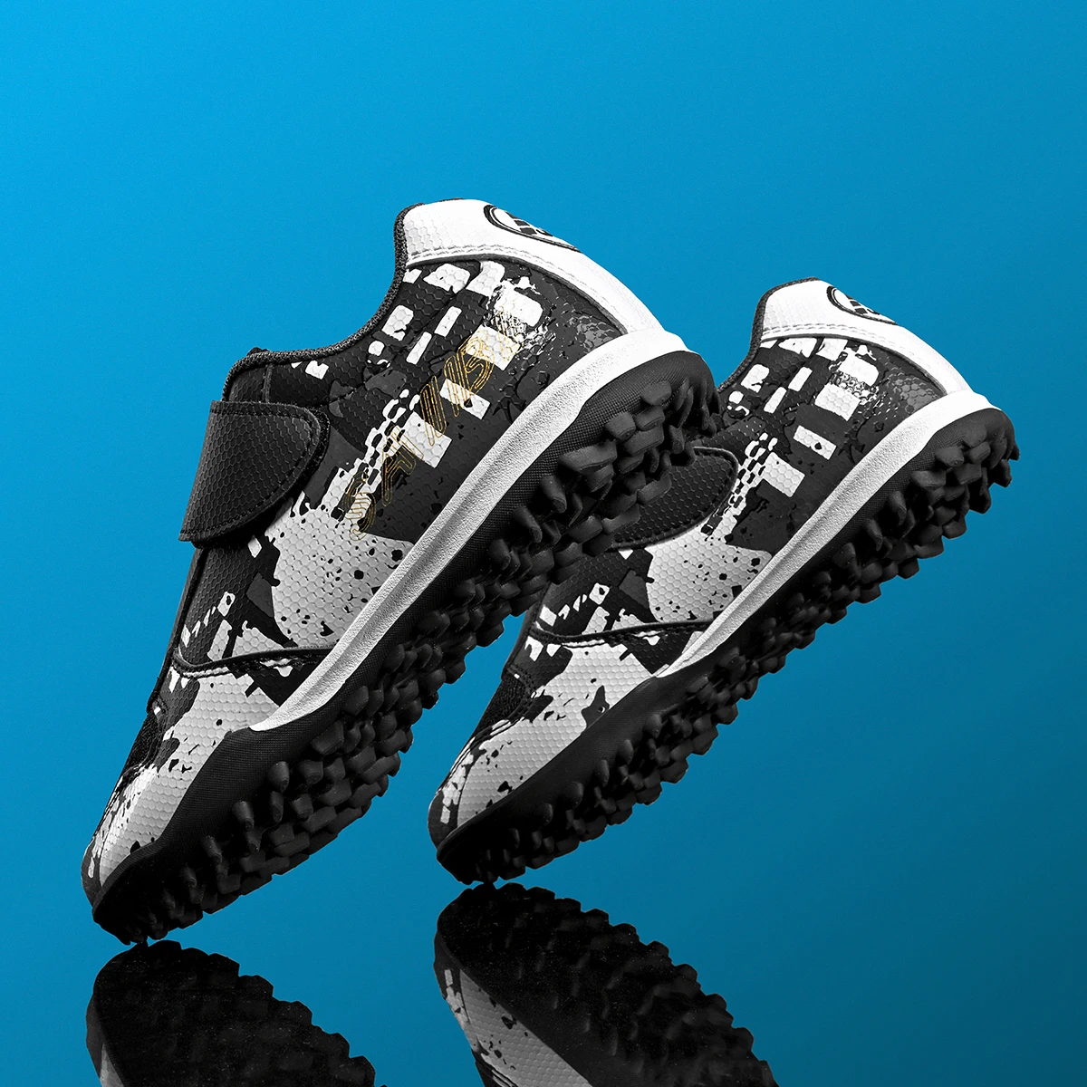 Professional breathable men's soccer shoes with TF broken nails and durable rubber outsole effectively protect the ankle