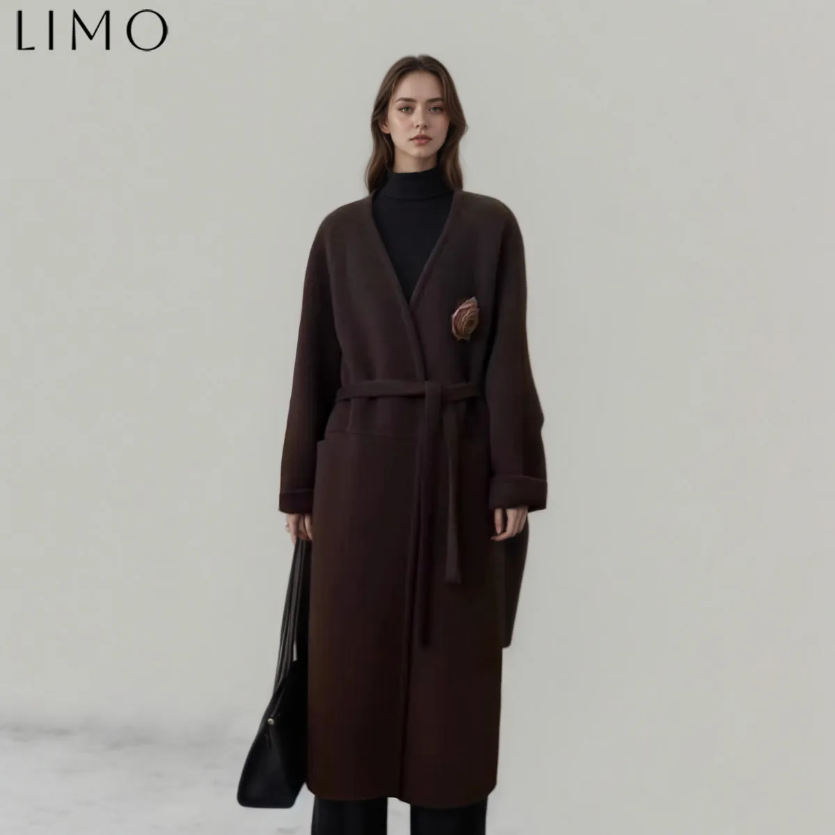 

LIMO Необходимая цельная ветровка на осень-зиму 2025 имеет корсаж на груди.