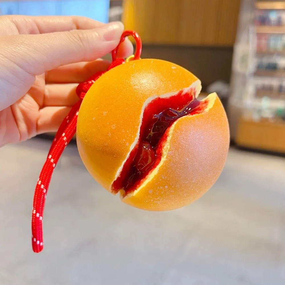 Porte-clés pain simulé à rebond lent, texture souple avec garniture fruitée simulée, en PU élastique