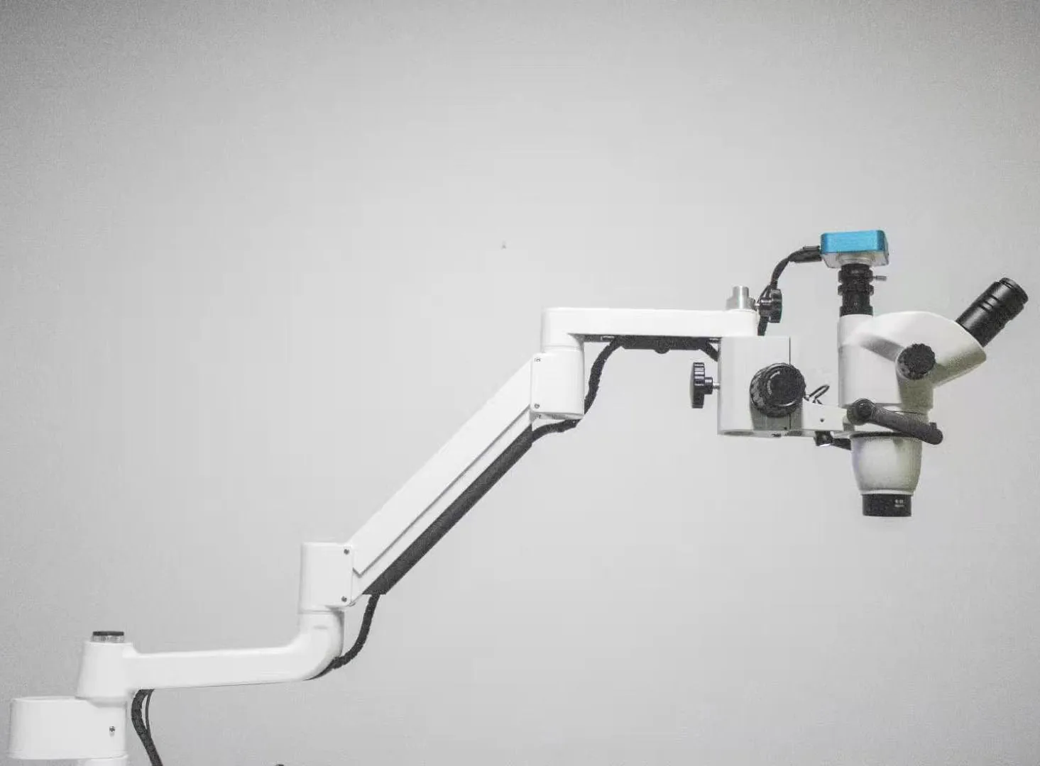 Microscopio operatorio, microscopio chirurgico, microscopio endodontico con carrello per fotocamera