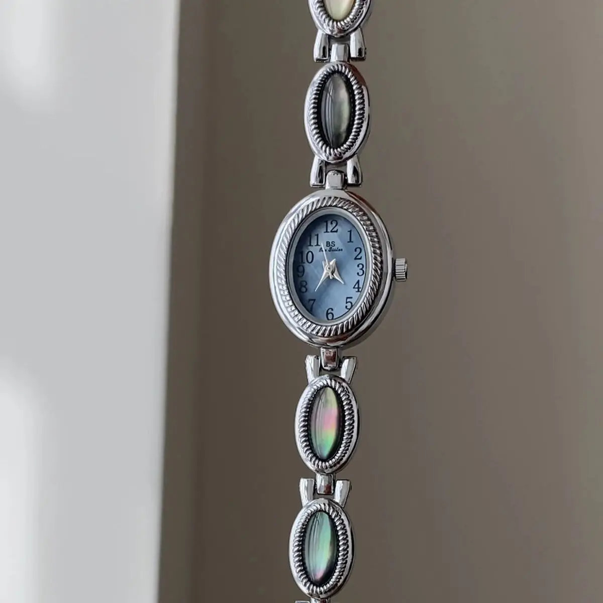 الرجعية الحد الأدنى الساعات النسائية البيضاوي الطلب الصغير الذهب مزاجه لطيف كبار الشعور من أناقة الكوارتز ساعات المعصم النسائية