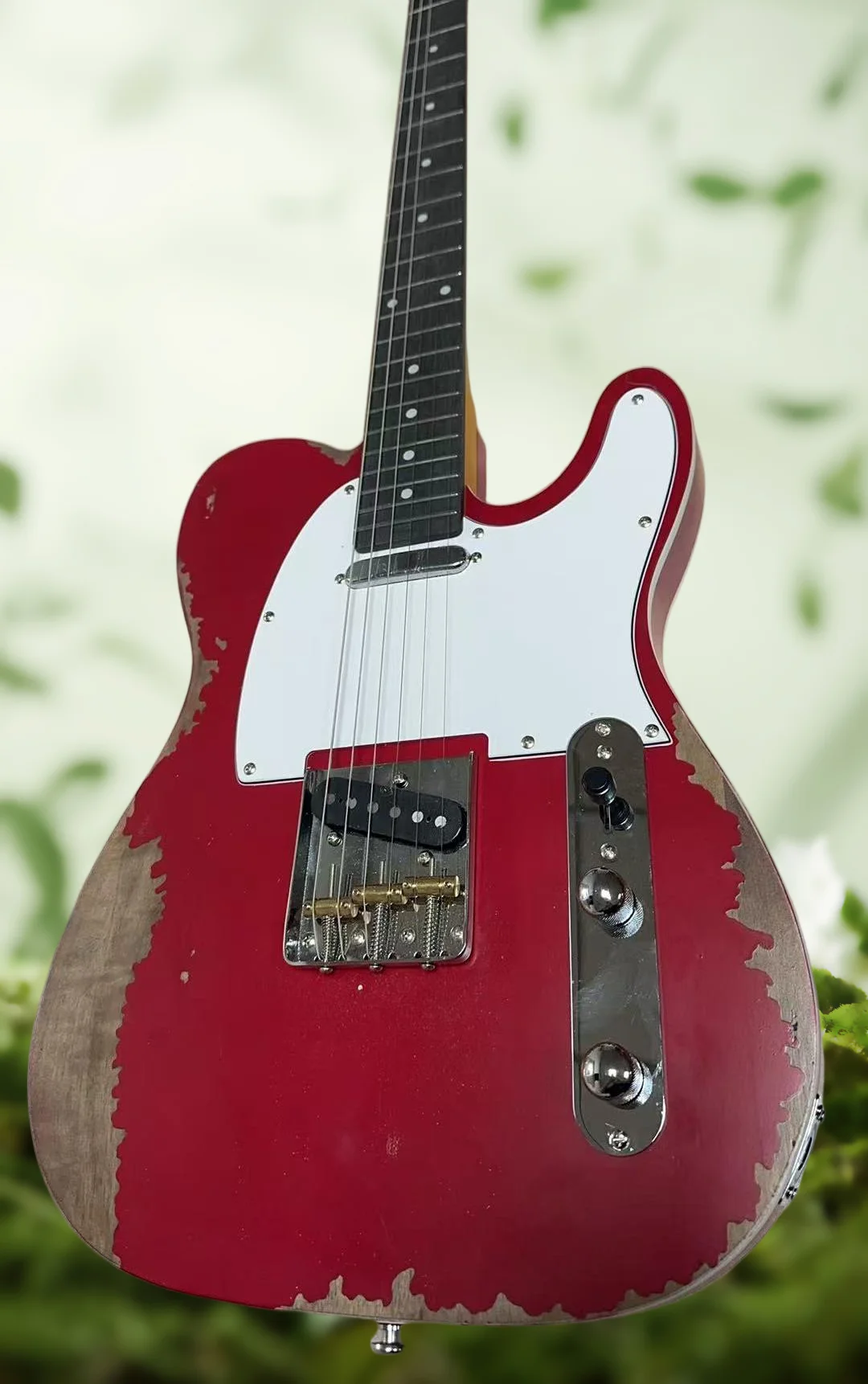 

Корпус гитары в стиле ретро красного цвета, гриф из палисандра, 6 струн.