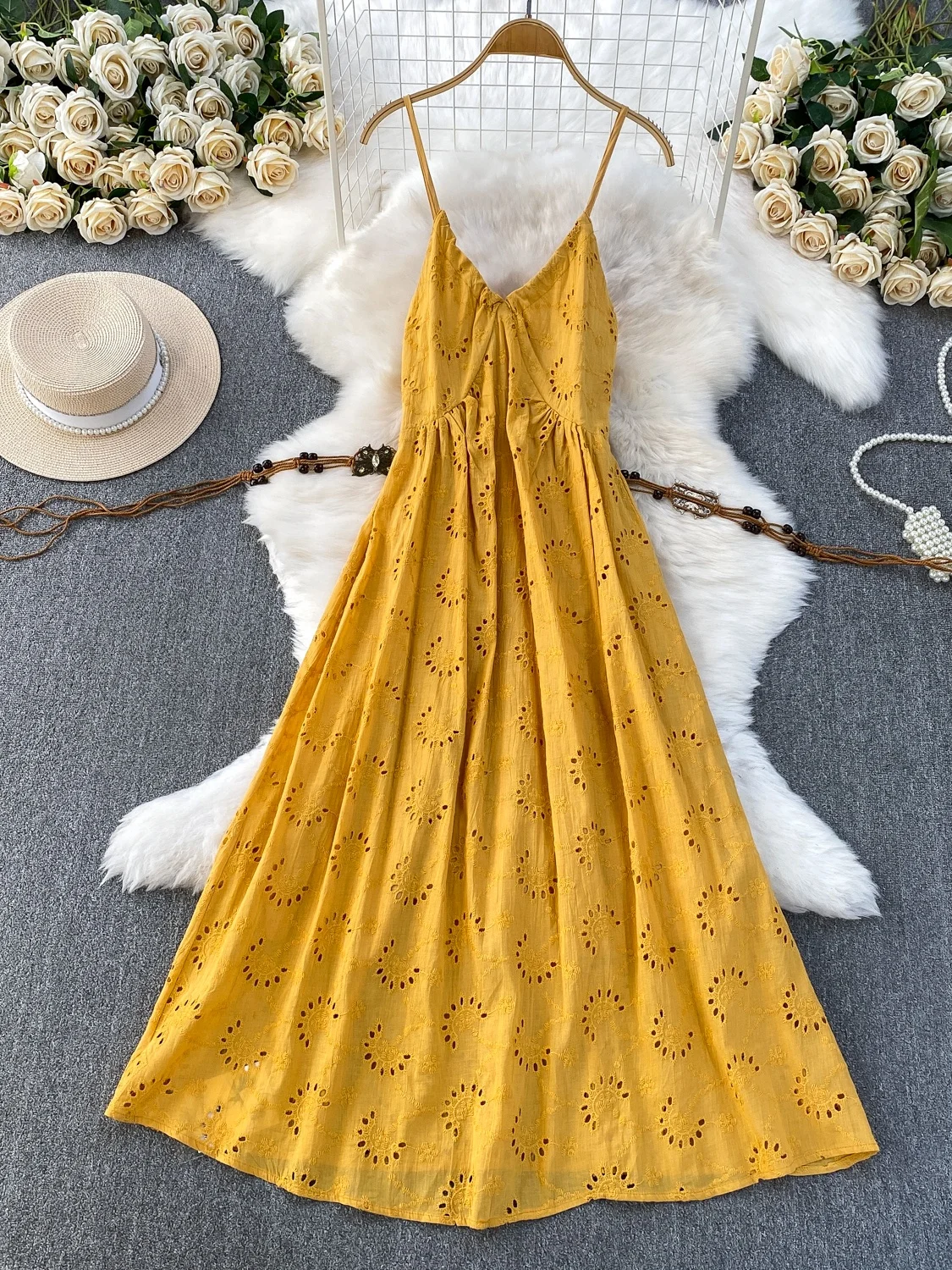 Vestido Longo F Estilo Boho para Férias, com Decote V Vazado em Flor, Alças e Cintura Marcada para Efeito Emaecedor