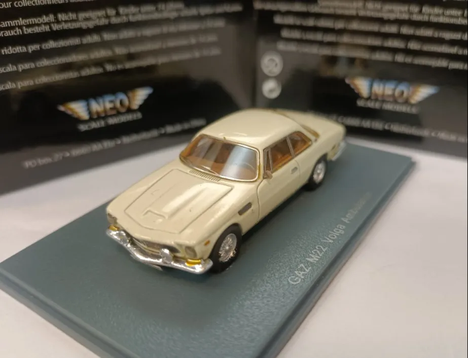 Neo 1:87 ISO Rivolta GT Coupe 1961 White Vintage Car Simulation Limited Edition Resin Metal Static Car Model Toy Gift