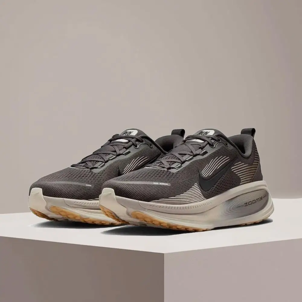 

Мужские кроссовки Nike VOMERO для бега по шоссе: удобные, нескользящие, прочные, с амортизацией. Классические, стильные и универсальные. HM6803-215