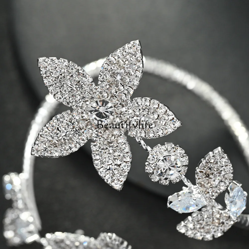 Gioielli a fiori aperti Bracciale con strass di lusso leggero di fascia alta Accessori squisiti per la sposa europea e americana