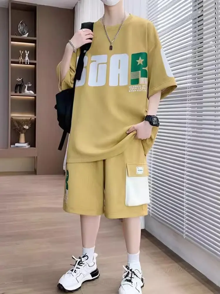 

Комплект повседневной спортивной одежды для мальчиков: летний свободный костюм для подростков и студентов (футболка и шорты), модный брендовый комплект