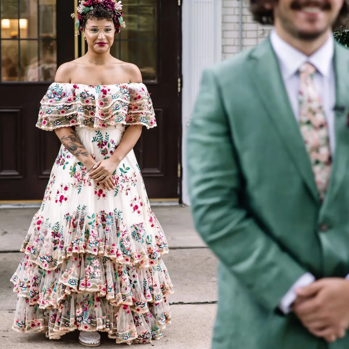 Vestido de novia bordado con volantes escalonados y hombros descubiertos, mangas tipo capa, vestidos de novia de gran tamaño personalizados de cuento de hadas de talla grande