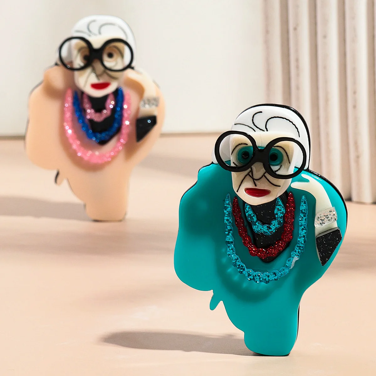 جديد الكرتون مجردة نظارات الجدة الاكريليك دبابيس للنساء 2-ألوان راتينج لطيف الجدة الشكل شارة دبابيس هدية مجوهرات عادية #5