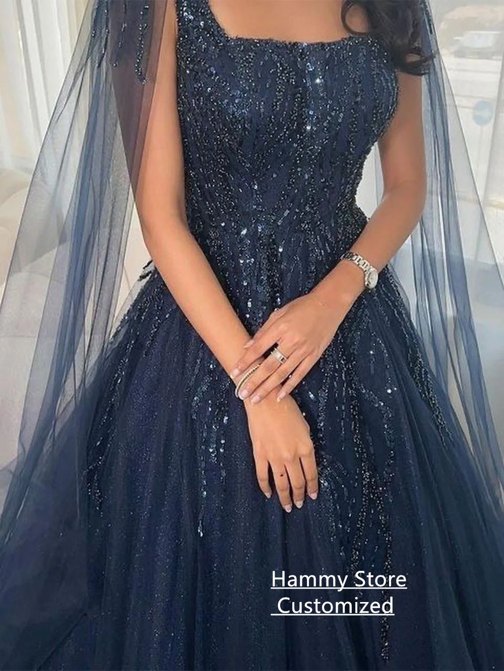 Shinny Navy ชุดราตรีที่กําหนดเองสแควร์คอประดับด้วยลูกปัด Sequined Sweep Train Glitter Tulle ชุดราตรีอย่างเป็นทางการ