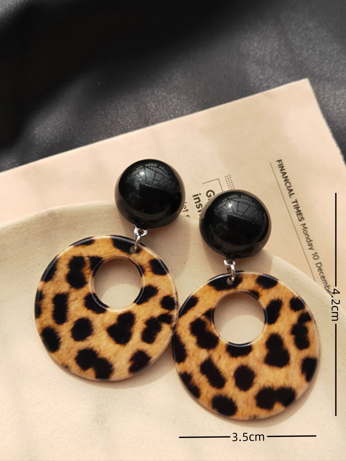 A Pair of Round Hollow Wild leopard Print Vintage Unique Temperament Earrings