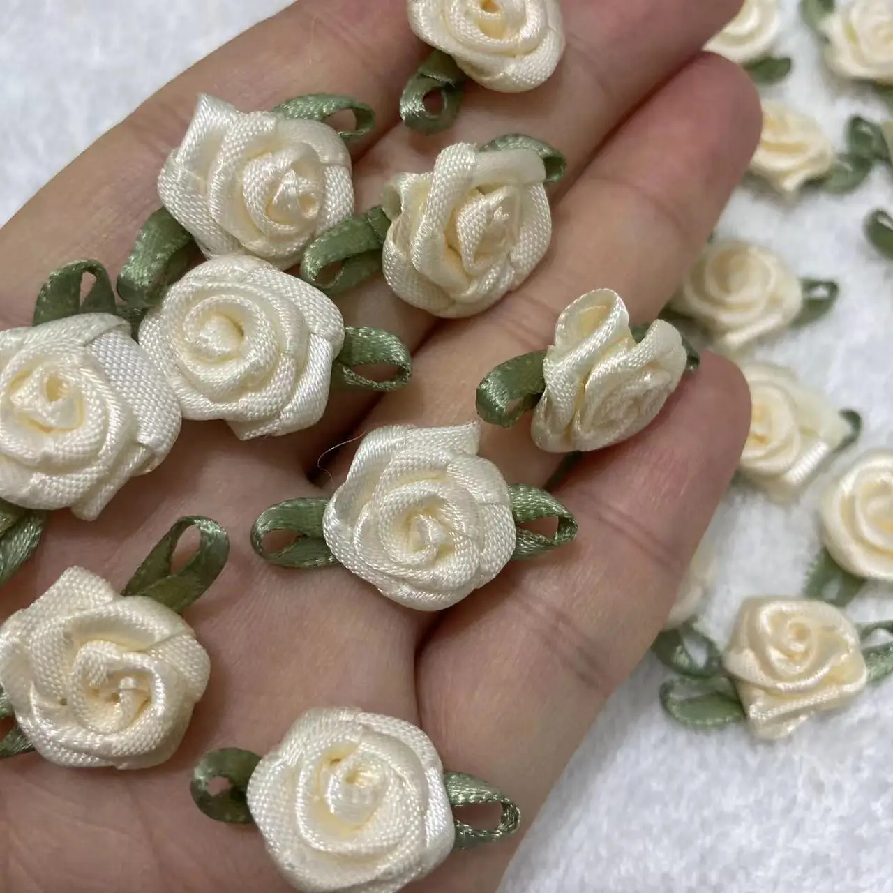 Mini teste di fiori di rosa artificiale albicocca per realizzare applicazioni di nastri di raso artigianali per accessori per la decorazione di