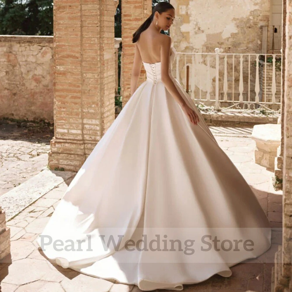 Splendido abito da sposa senza spalline senza maniche pieghe a-line in raso elegante aperto sul retro da sposa lunghezza del pavimento abiti da treno con lacci