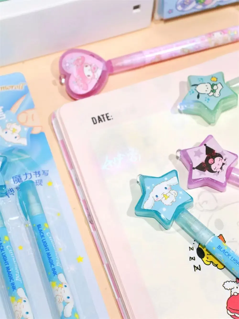 1 Uds Sanrio serie bonita bolígrafo Neutral Invisible Mymelody Kuromi Cinnamoroll Pochacco Anime Secret con luz UV regalo para estudiantes y niños