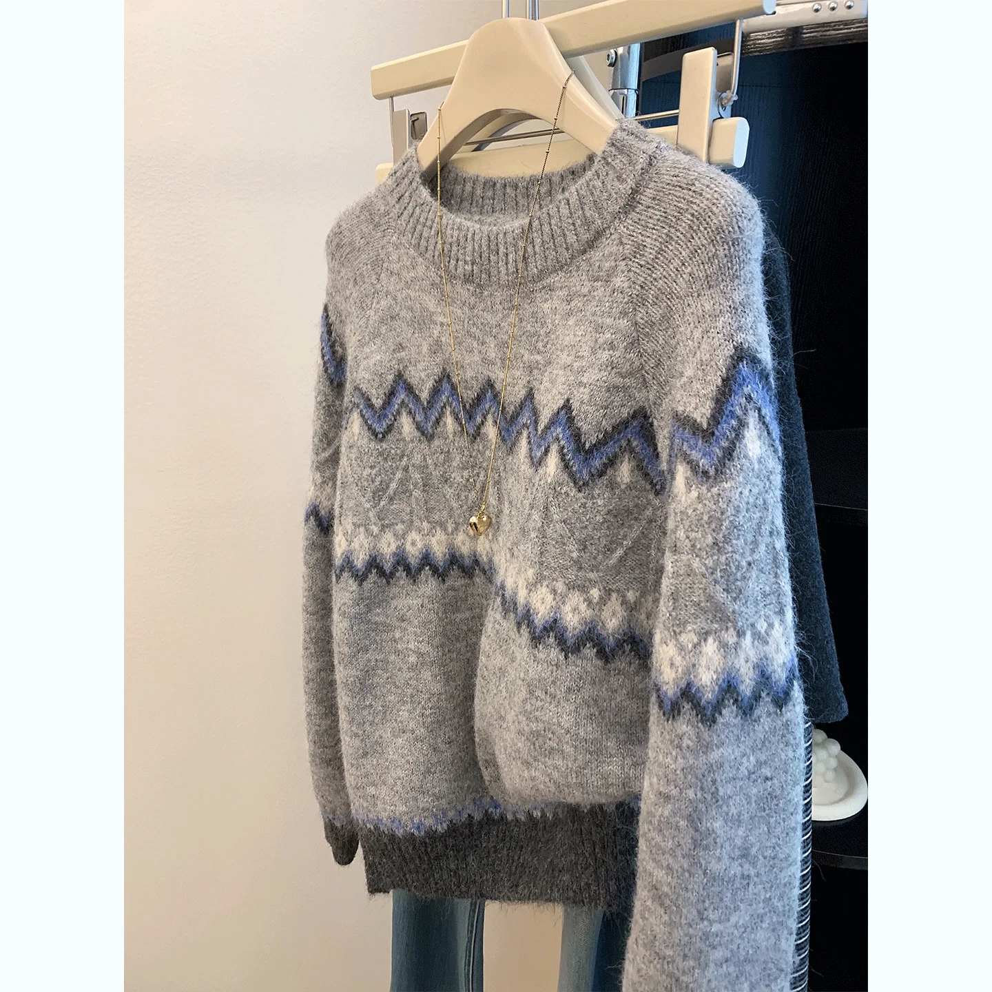 100% pure cashmere grey round neck sweater with fair island color matching.