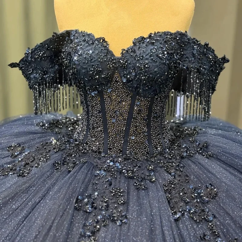 فستان Quinceanera باللون الأزرق الداكن اللامع عاري الكتفين من الدانتيل الكريستالي بطبقات وذيل طويل فيستدوس دي 15 Quinceanera ﻿ تخصيص