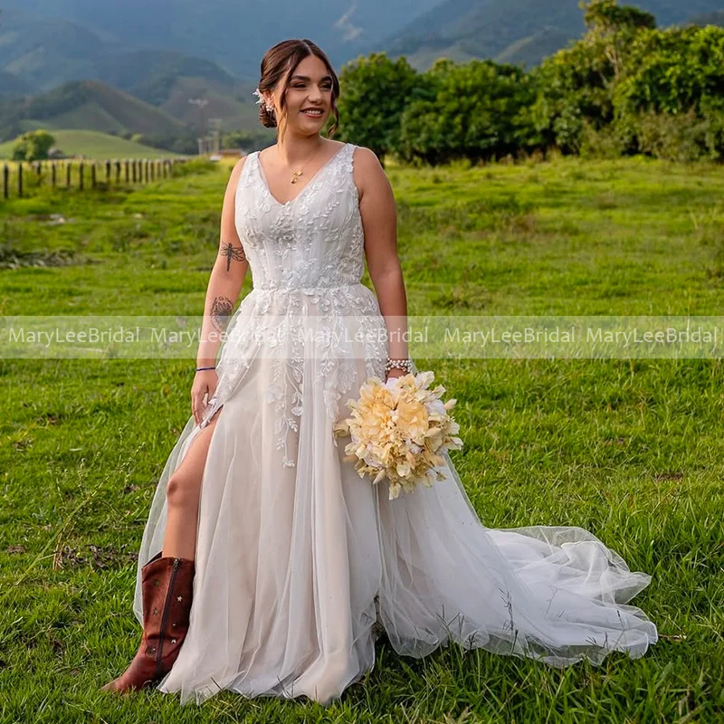 Abito da sposa champagne leggero taglie forti Abiti da sposa con applicazioni in pizzo ricamato con scollo a V Abito con spacco alto personalizzato per matrimonio su prato