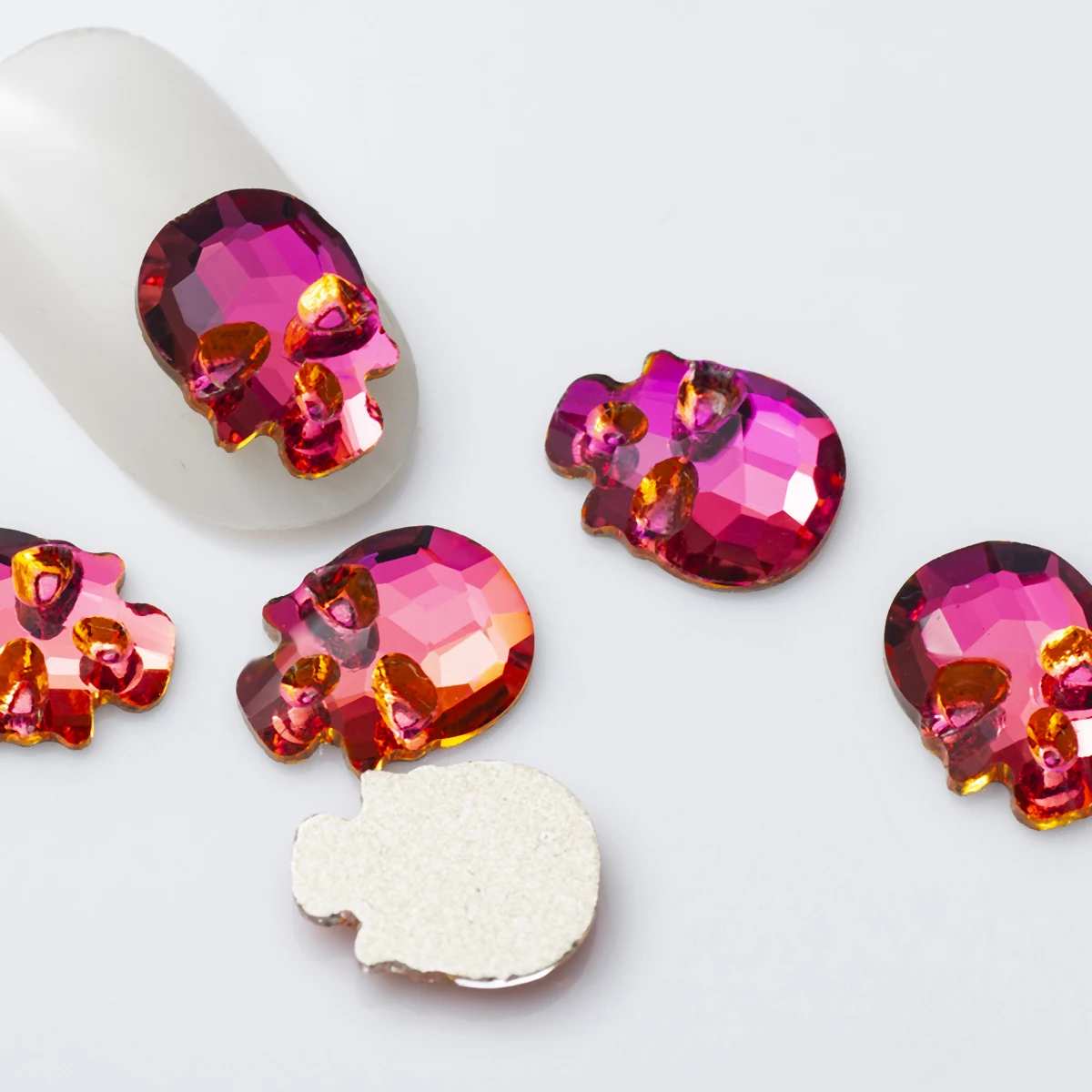 คริสตัลรูปหัวกะโหลกสำหรับตกแต่งเล็บและงานฝีมือ เหมาะสำหรับงานประดับตกแต่ง