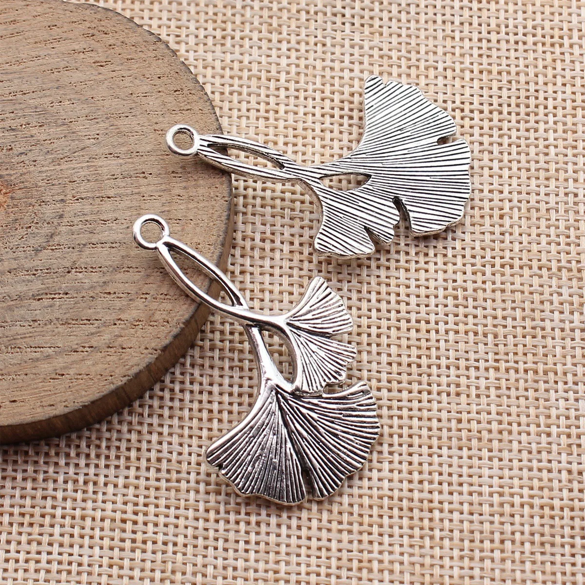 10 piezas de 44x29mm (1.73x1.14 pulgadas) de color plata antigua, dijes de Ginkgo Biloba, accesorios para hacer joyas DIY